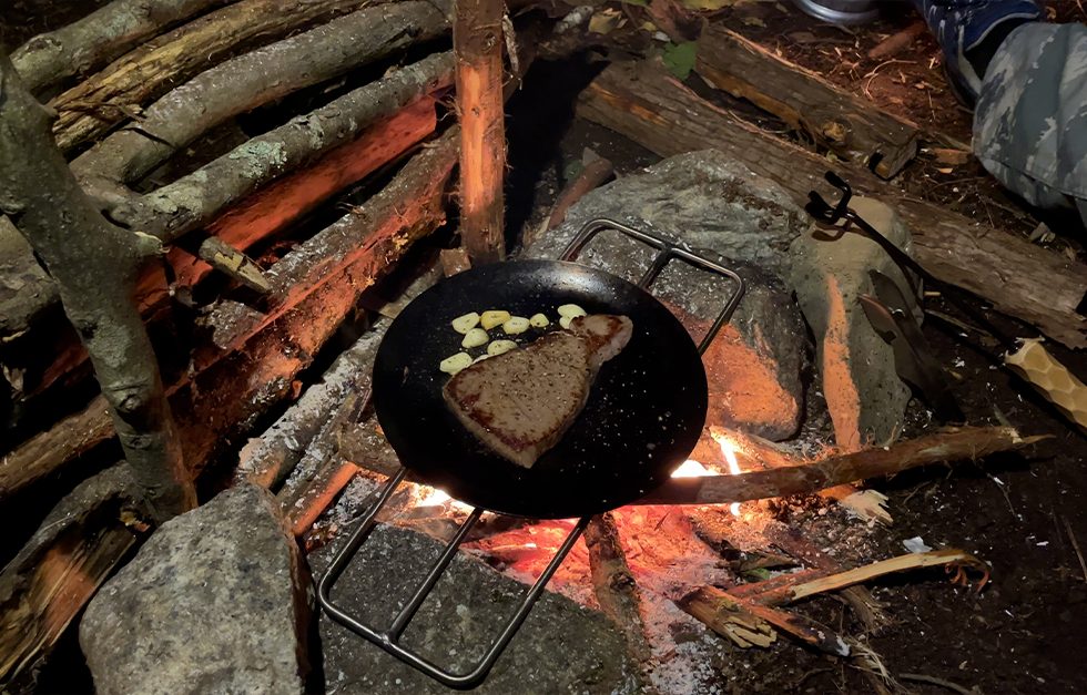 WOODSMAN CAMPGROUNDには木や石などが落ちているので、リフレクターやかまどをつくり、直火調理を楽しむことができます。