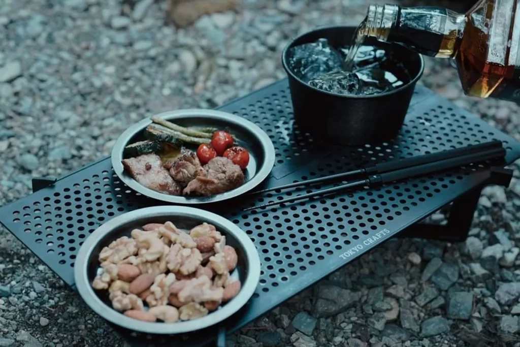 ジカテーブル2には、バーナーとクッカーを無理なく同時に置くことができるスペースがある。