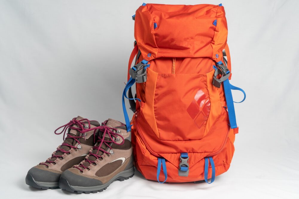 背負いやすさと機能性を考えると、登山・アウトドア用のバックパックがおすすめ。