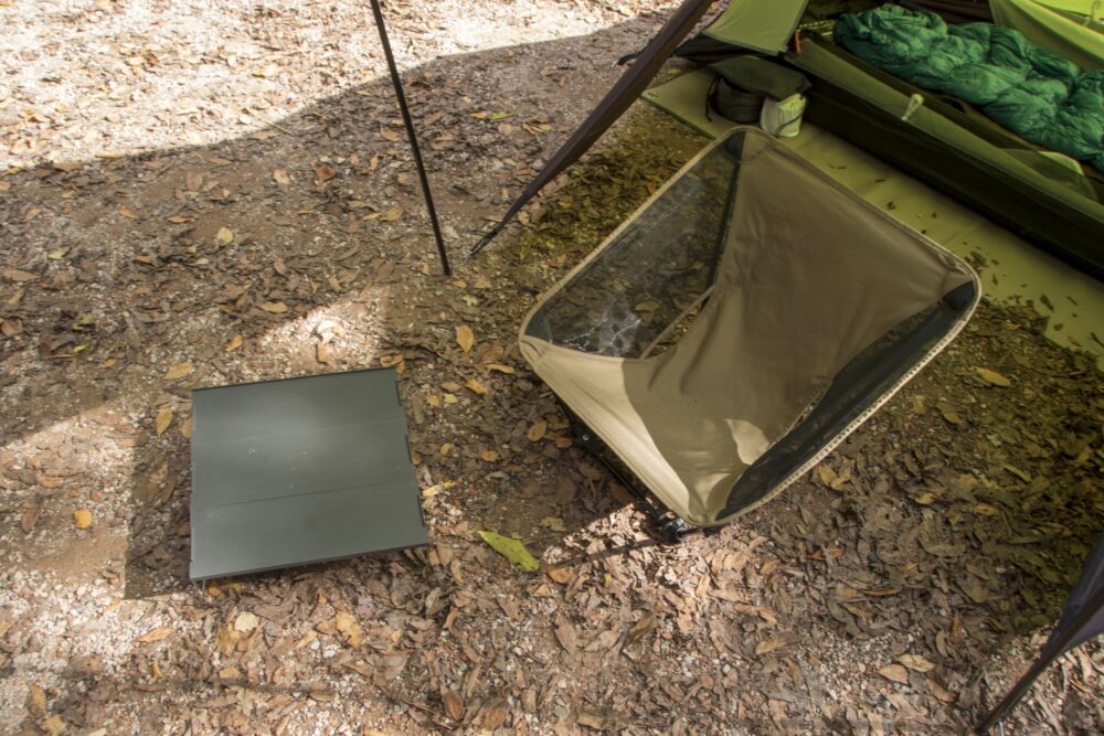 ソロキャンプ向けのローチェアは、軽量でコンパクトがおすすめ。