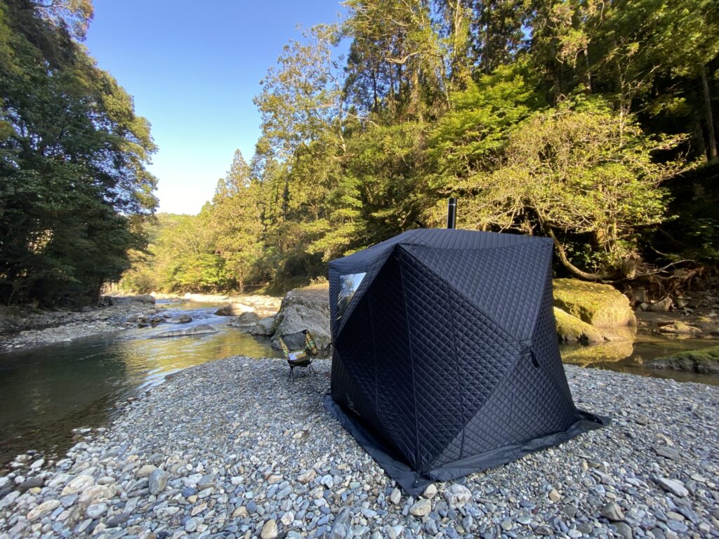薪ストーブをつかってテントサウナを楽しんでいる。