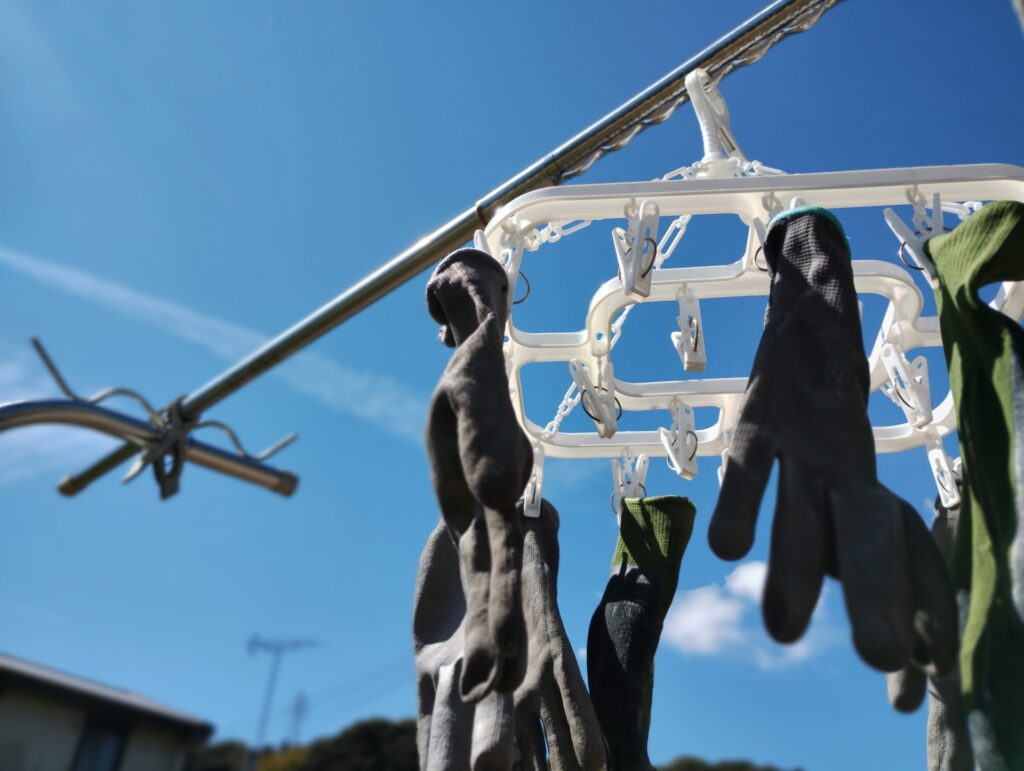 キャンプグローブを干して乾燥させているところ