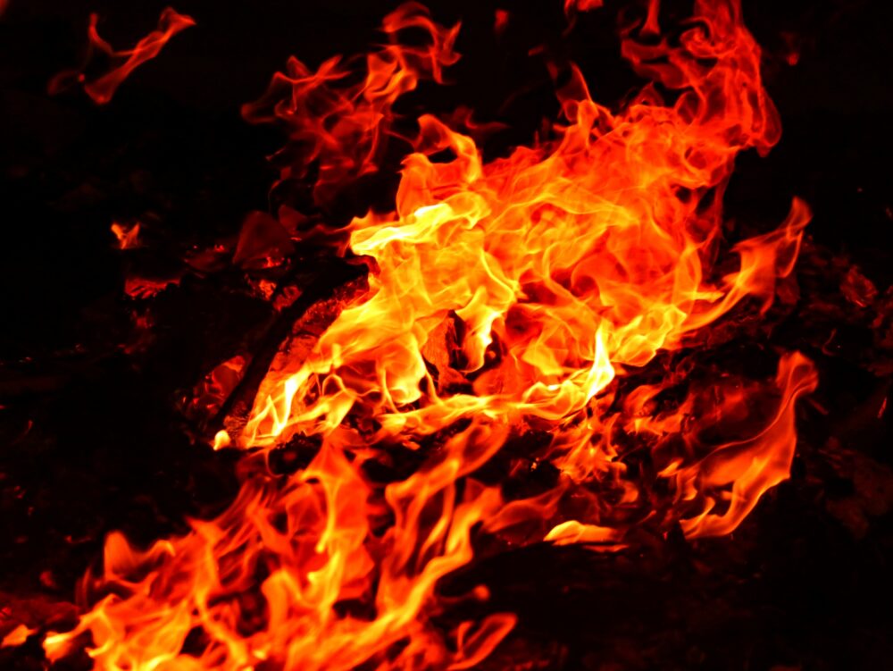 ポリエステルは難燃性が低いため、焚き火や火の粉を受けると穴が空くことがあります。
