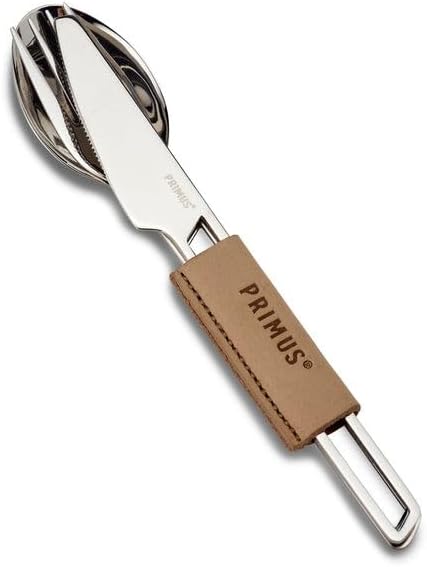 プリムスのカトラリーセットには、レザーストラップを付属する。