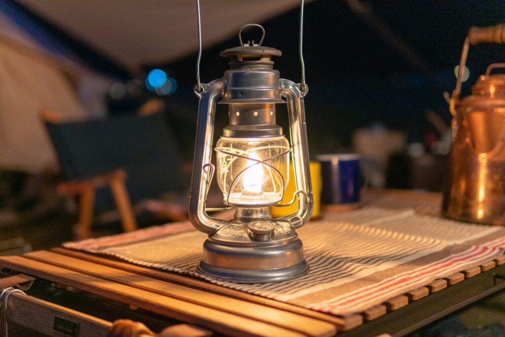 おすすめ】レトロカッコいい灯油ランタンは、ソロキャンプに最強の灯 
