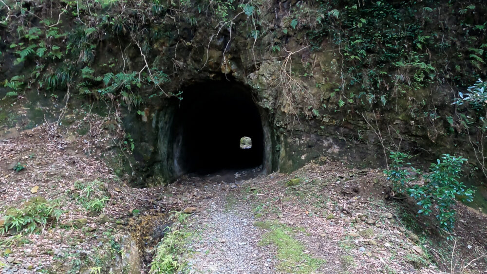 3つめのトンネルは足元や1m先も見えないほど暗く、恐ろしい。必ずランタンを持ちましょう。