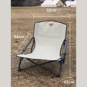 Iron Low Arm Chairの幅広い座面は、包み込むようにリラックスできる仕様となる。