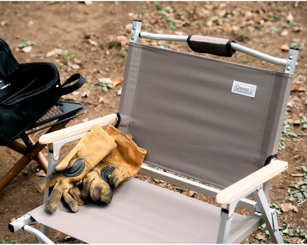 コールマンのコンパクトフォールディングチェアの座面シートにはポリエステルが使われている。