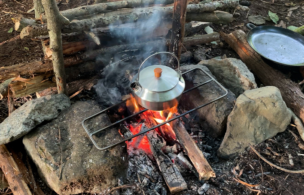 直火を使って、お湯を沸かしたりアウトドア調理を楽しむ。