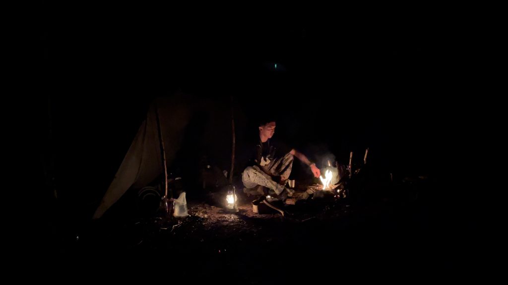 誰もいない1人きりの野営では、焚き火とランタンの灯りしかなく、カオス的な闇が広がる。