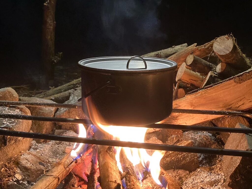 バックカントリーアルミポットは、焚き火やシングルバーナーで万能調理ができる。