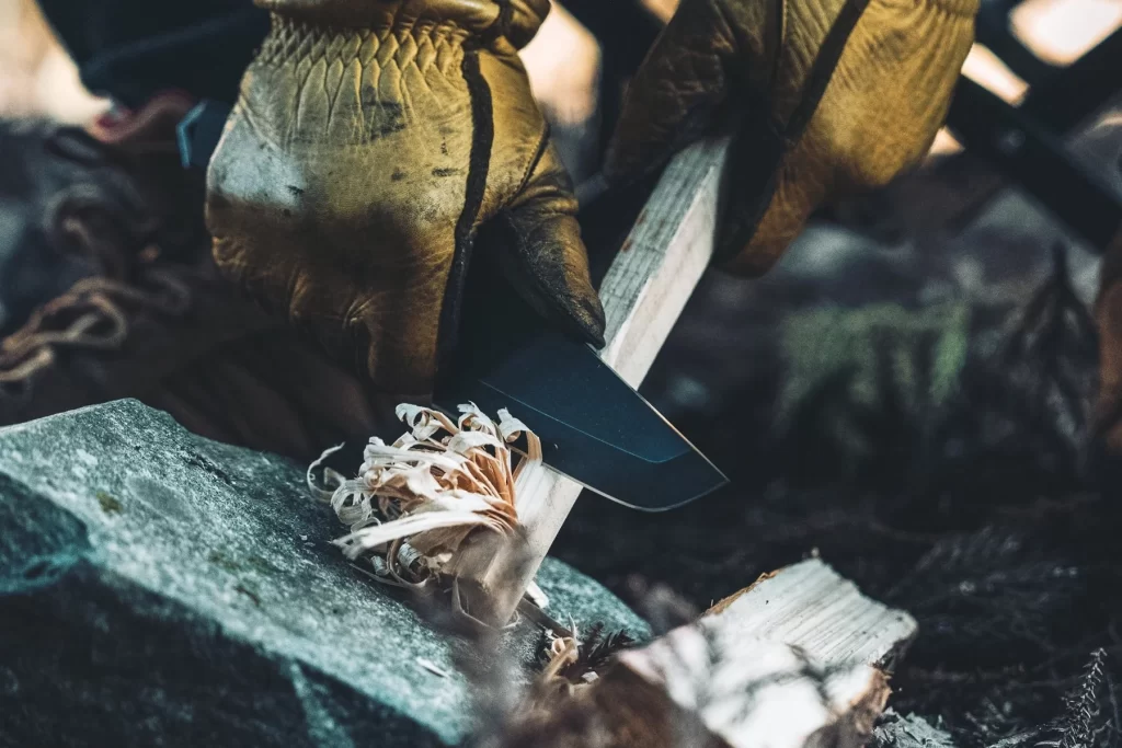 東京クラフトのデルタターロンをつかって、フェザースティックをしている