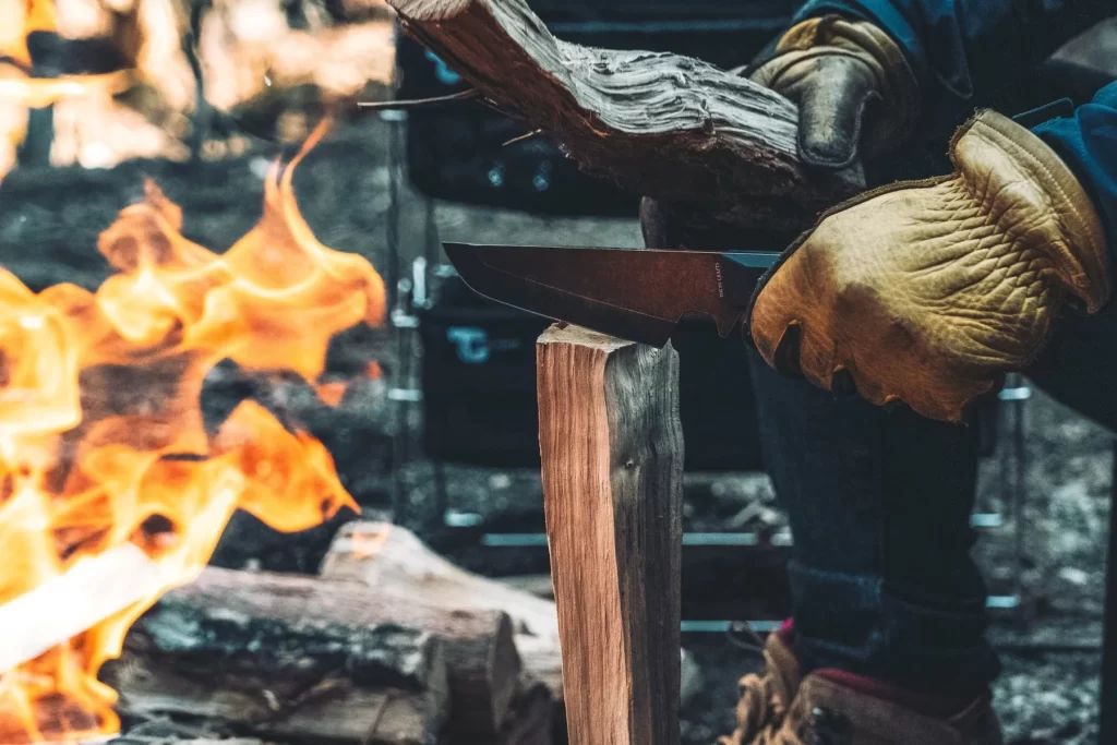 デルタターロンをつかって、バトニングをしている