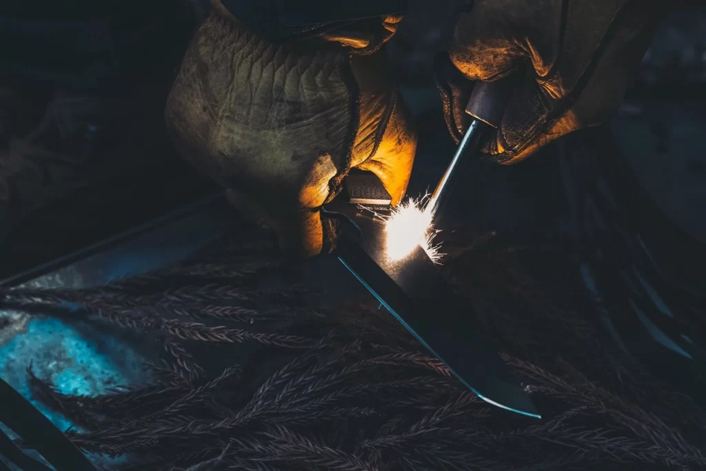 デルタターロンをつかってファイヤースターター（メタルマッチ）の着火をしている