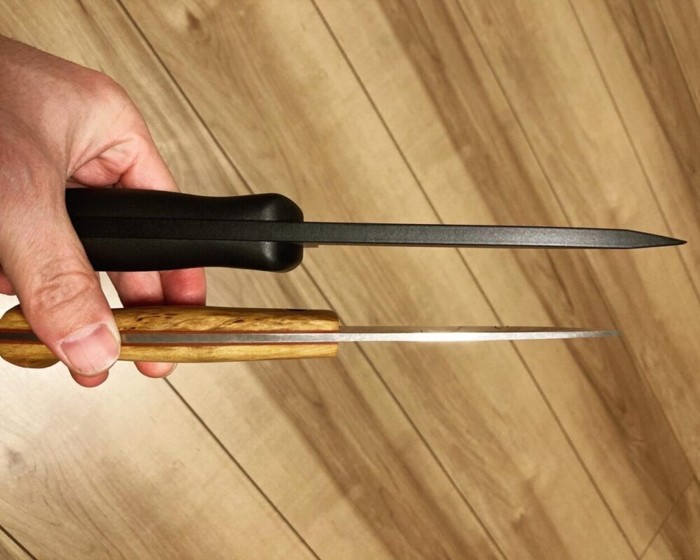 上のナイフがKA-BAR ベッカーBK2で、刃厚は6.6㎜。下のナイフがHELLE(ヘレ)のユートゥベーラで刃厚は3㎜となる。