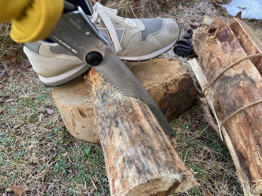 みなさんノコギリを使用するときに薪割台や石などを足で踏んで固定し、対象物となる薪や木を切断すると思います。