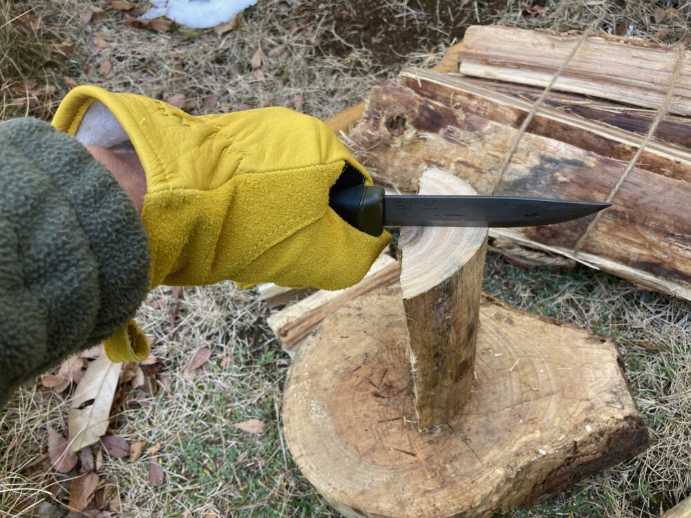 コンパニオンは刃厚が薄いので、刃が入っていかず、またブレードも薪に弾かれる感覚があります。