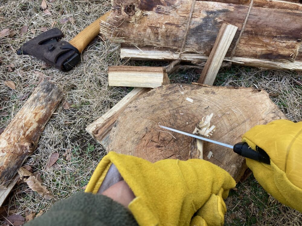 硬い広葉樹にもスッと刃が入り、快適なフェザーを削れます。