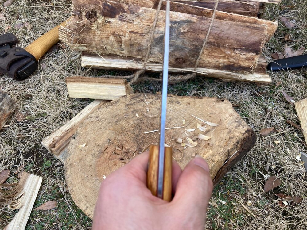 筆者が手にユートゥベーラを持っている。