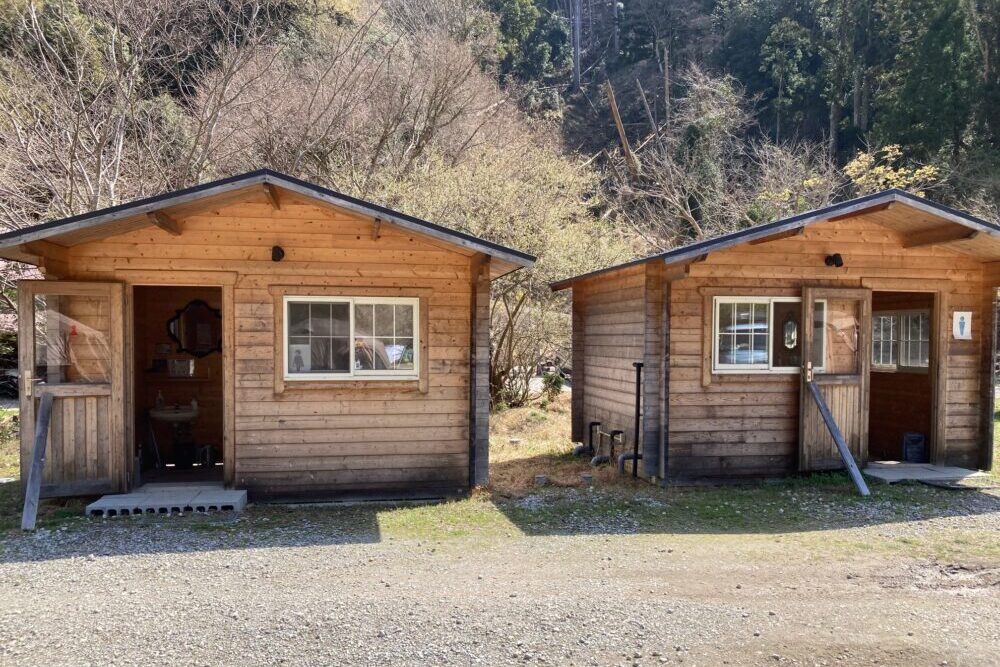 野営人とYamasobu campgroundは徒歩で5分ほどの距離なので、トイレであったり、炊事棟を利用することもできます。