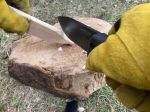 針葉樹の比較的に柔らかい薪を使ってチョッピングしましたが、こんなに簡単に削れるのかと正直驚きました。