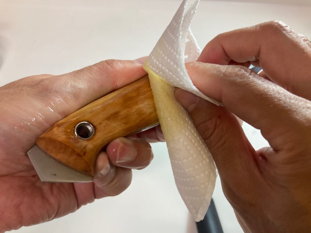 【アウトドアナイフ】木製ハンドルのオイルフィニッシュを解説。