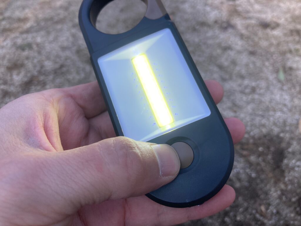 カラビナ付2WAYランタンのスイッチのボタンです。