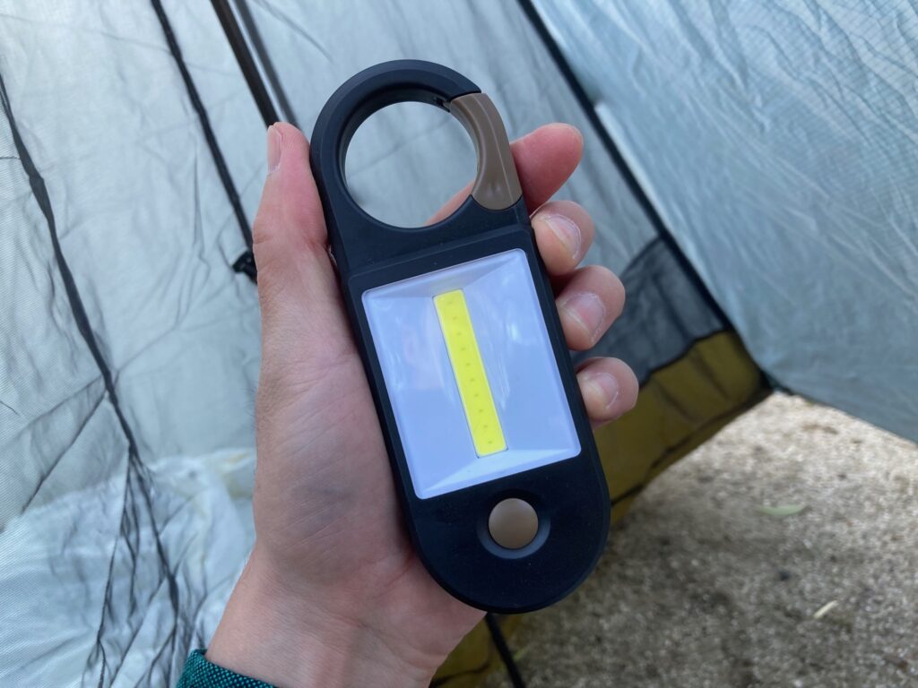 筆者がカラビナ付2WAYランタンを手に持っています。