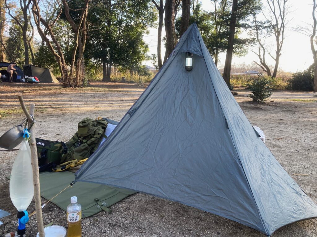カラビナをつかってテントに吊り下げているものです。