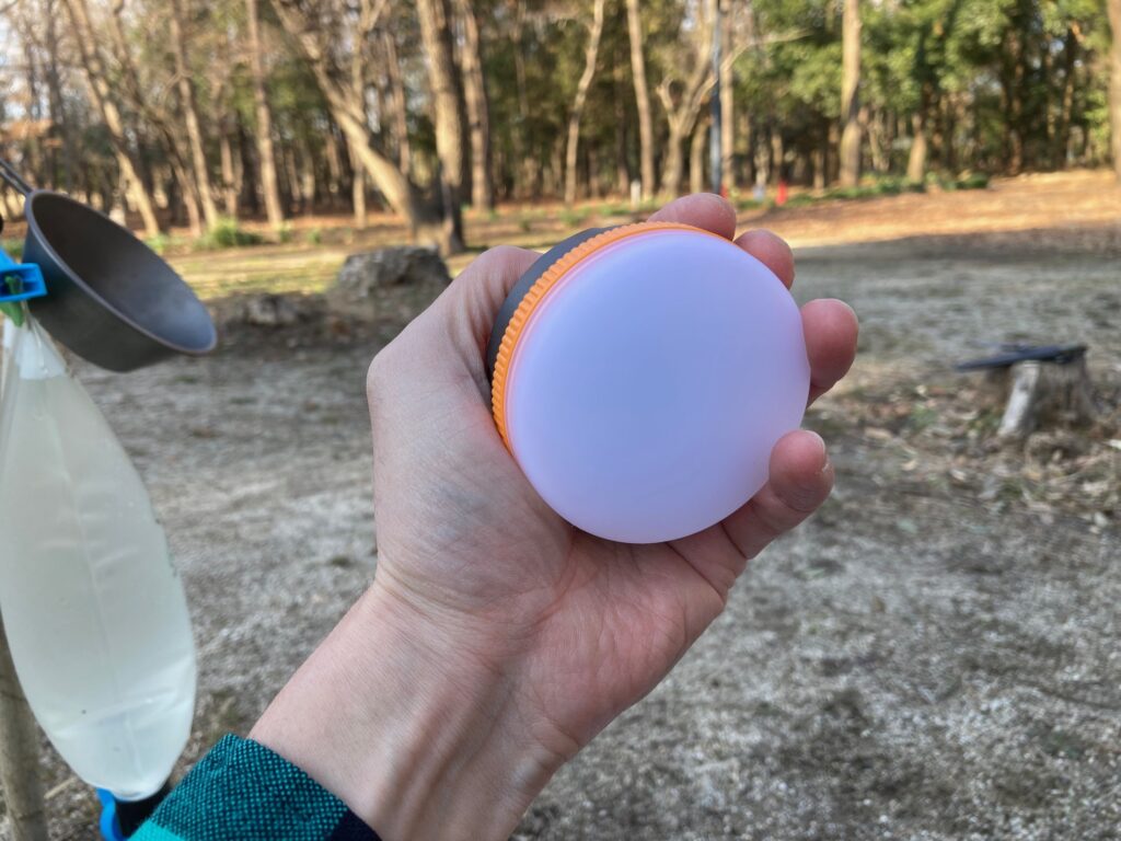 筆者がマルチランタンSを手に持っています。