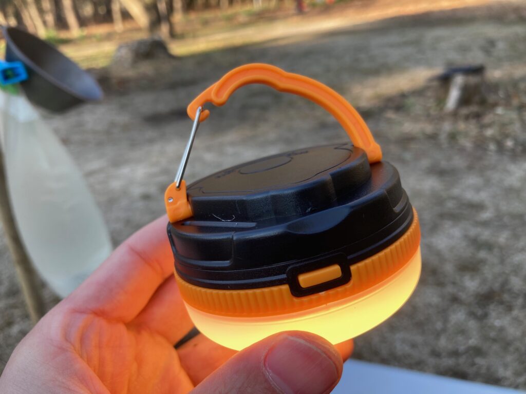 ダイソーのマルチランタンSは利便性の高いカラビナ付き