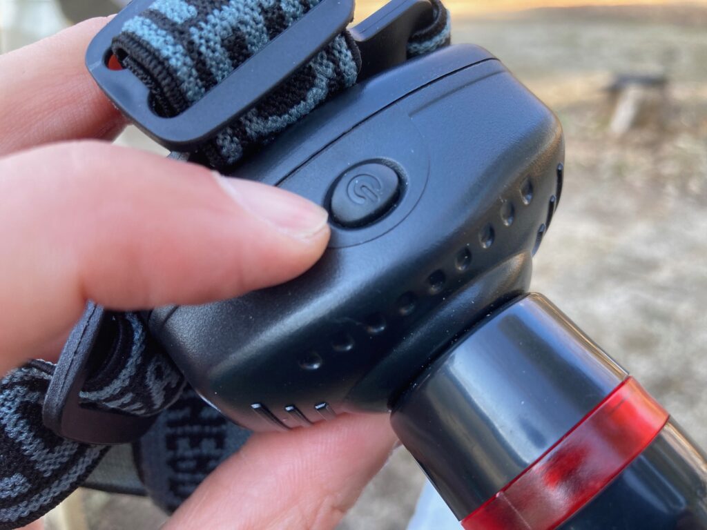ダイソーのヘッドライト ワイド&スポットの電源ボタンです。