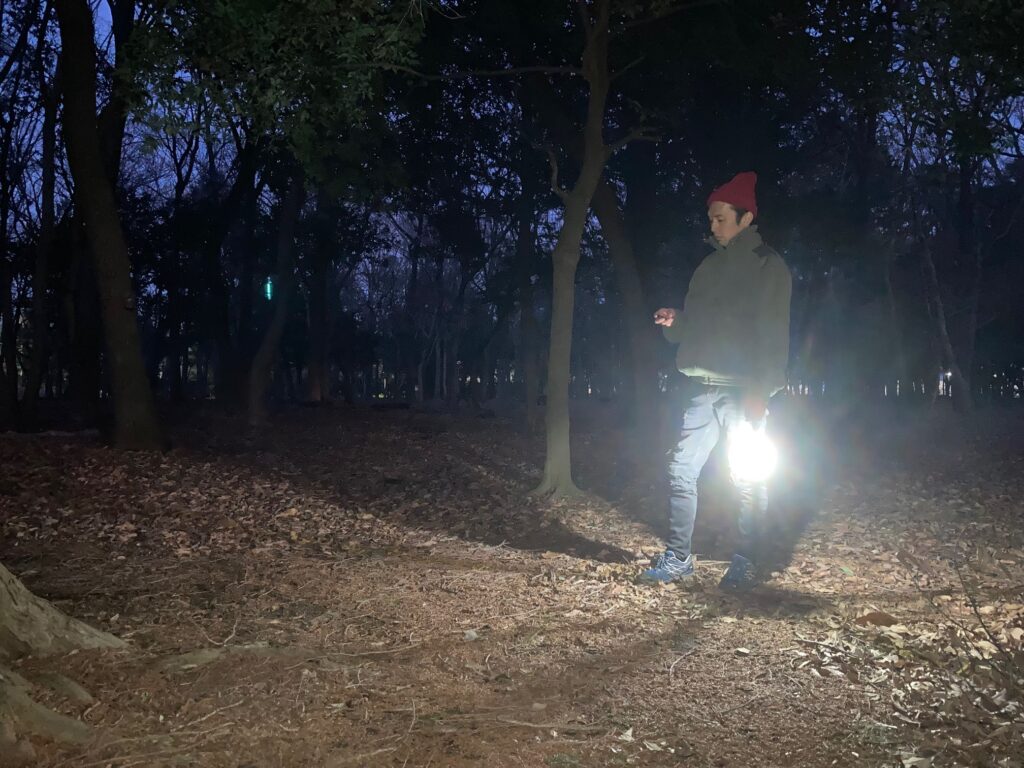 筆者がダイソーのLEDランタンを実際に使ってる。