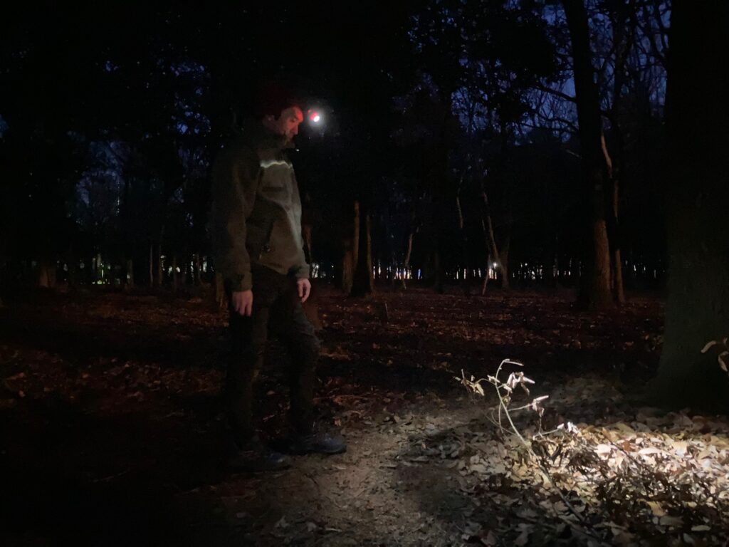 ヘッドライト ワイド&スポットの強点灯64(lm)で、ワイド調光