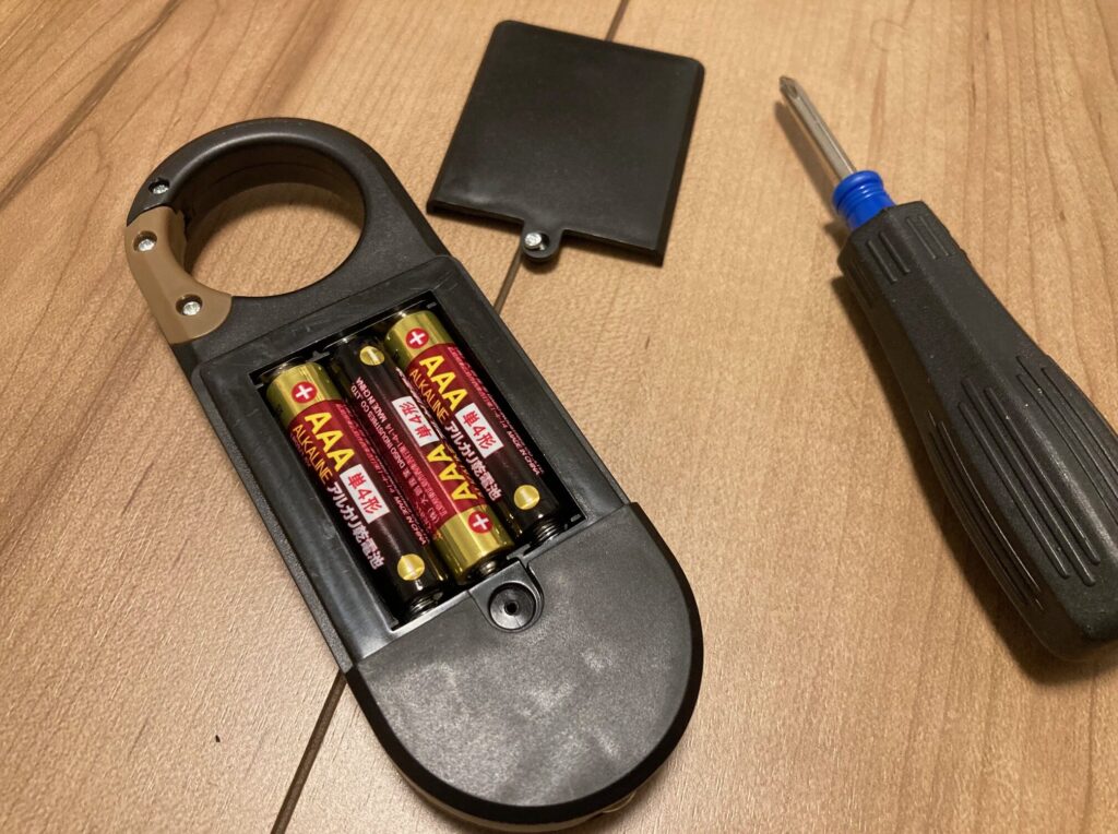 電池カバーはドライバーでネジを外して電池を入れます。