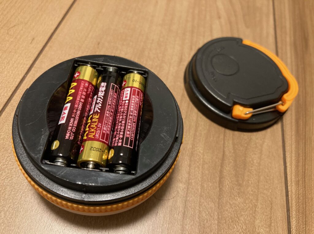 ダイソーのマルチランタンSの電池交換をしたものです。
