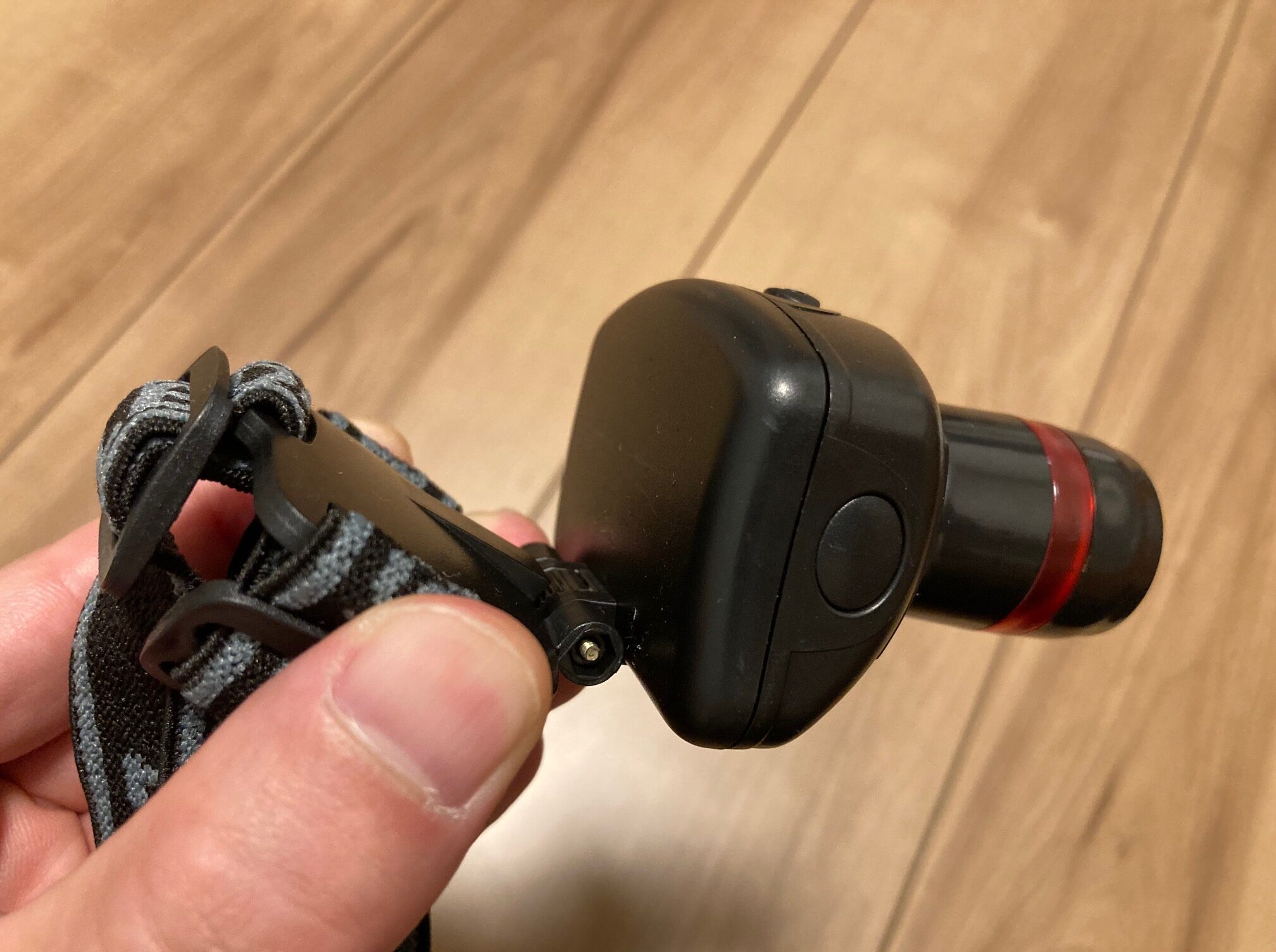 ダイソーのヘッドライト ワイド&スポットは、照射角度を変えることができます。