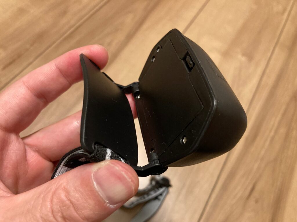 ダイソーのCOBヘッドライトは、最大70度まで照射角度を変えることができます。