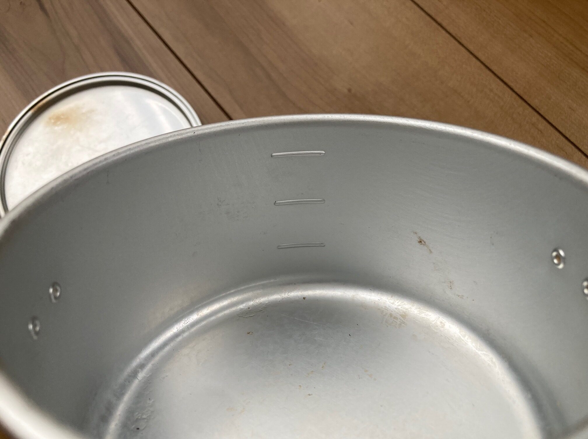 バックカントリーアルミポットの内側には目盛リ付き