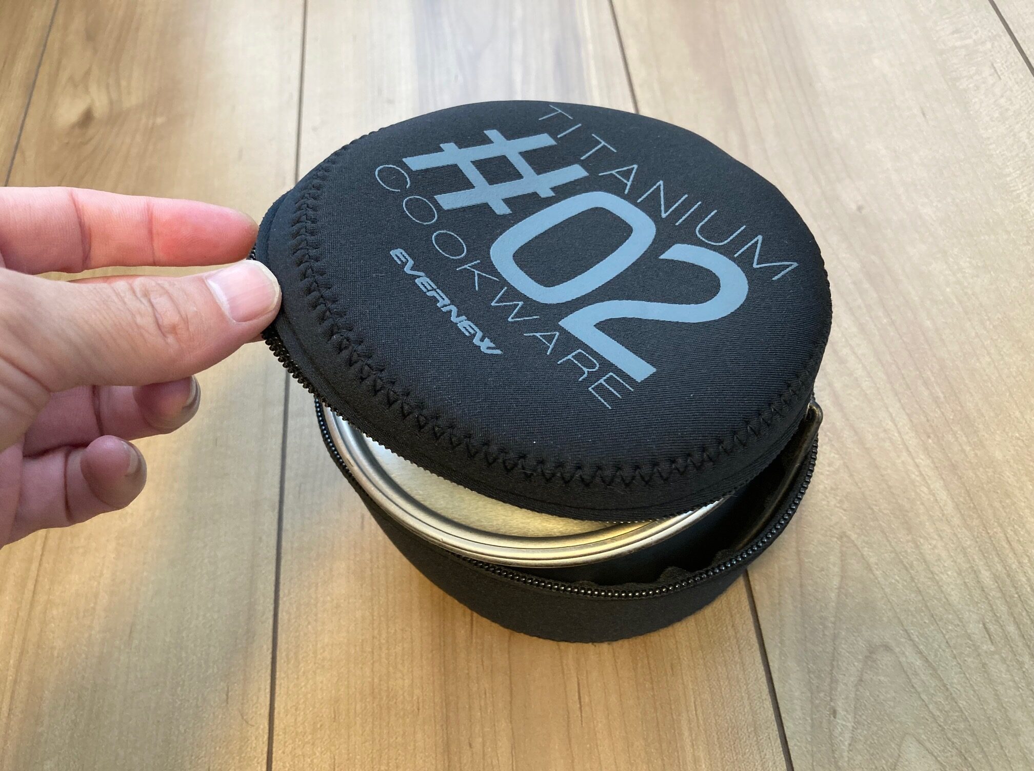 ベイルハンドルを外すことなく収納できました。