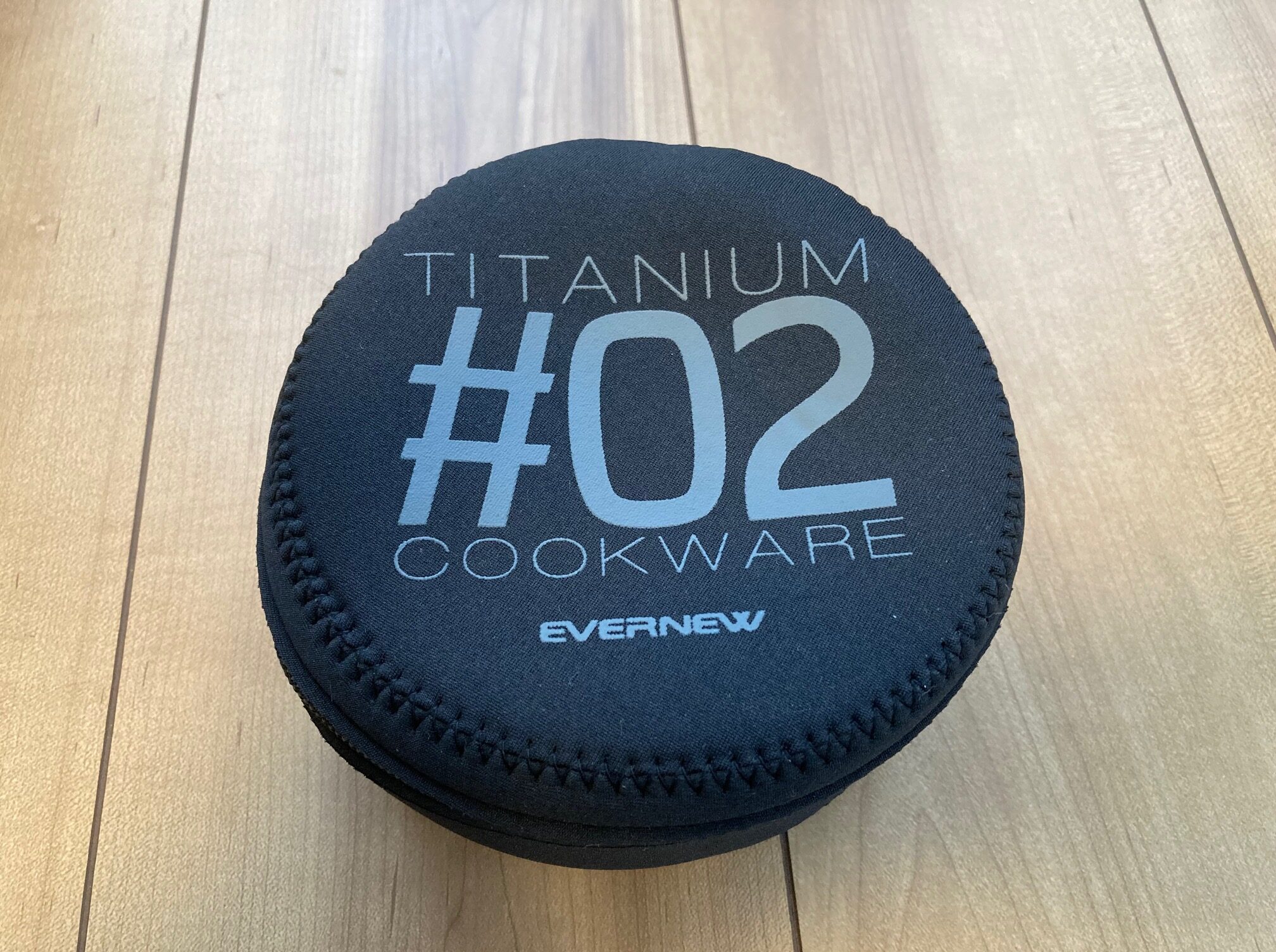 エバニューのNP クッカーケース#2にバックカントリーアルミポットを収納したもの