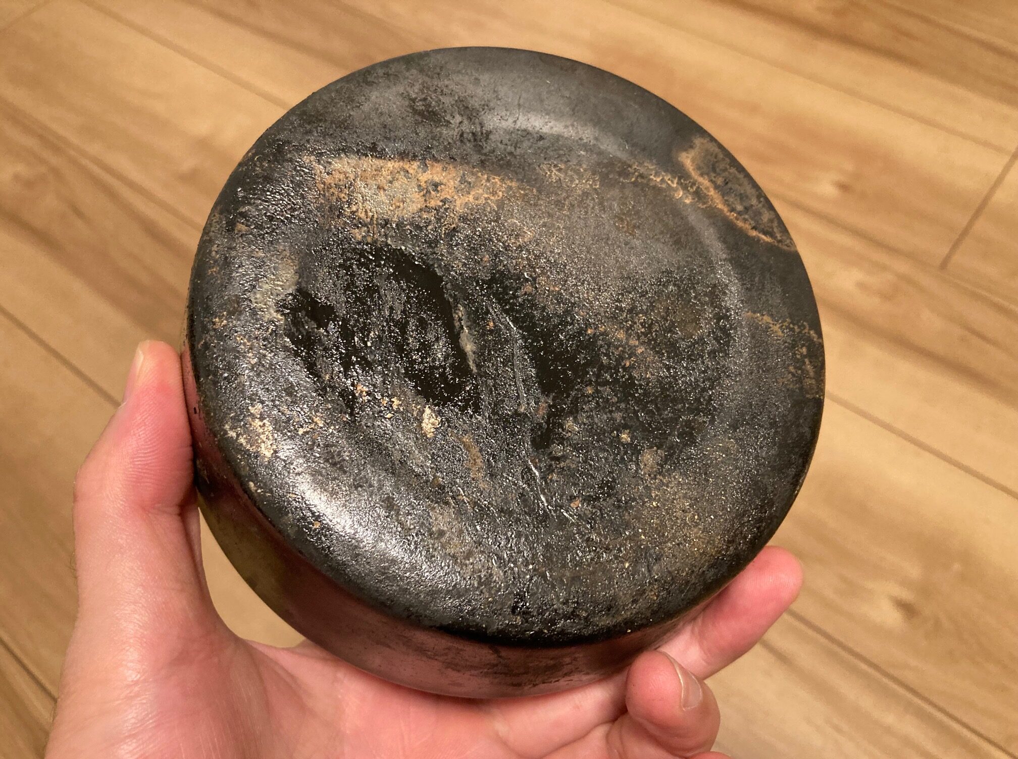 筆者のケトルの底には、タールがびっしりと付着している。