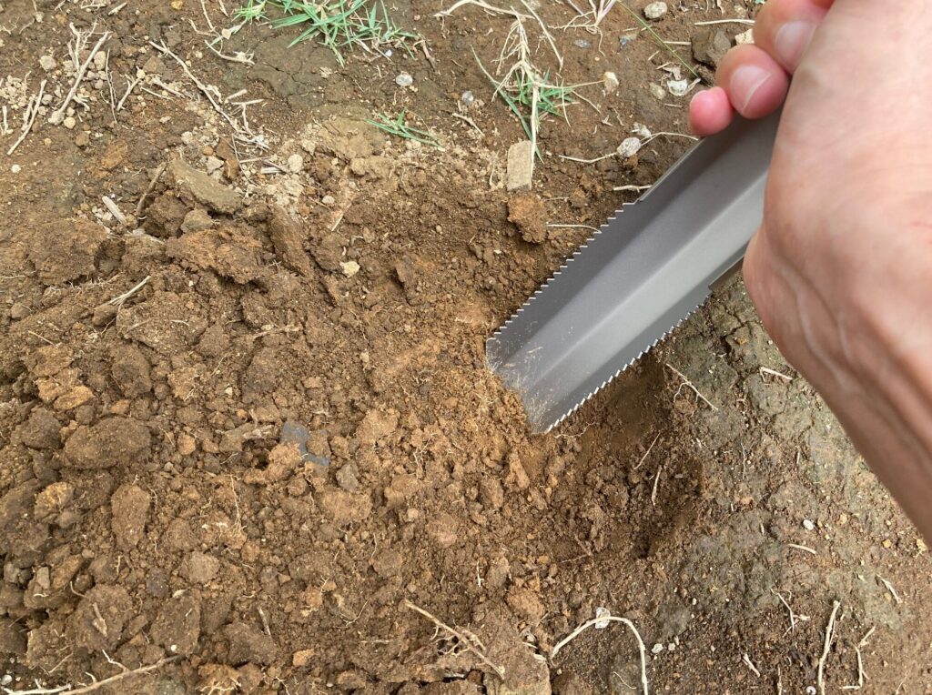 キャンプ場にトイレがない場合には、スコップで穴を掘って用を足します。