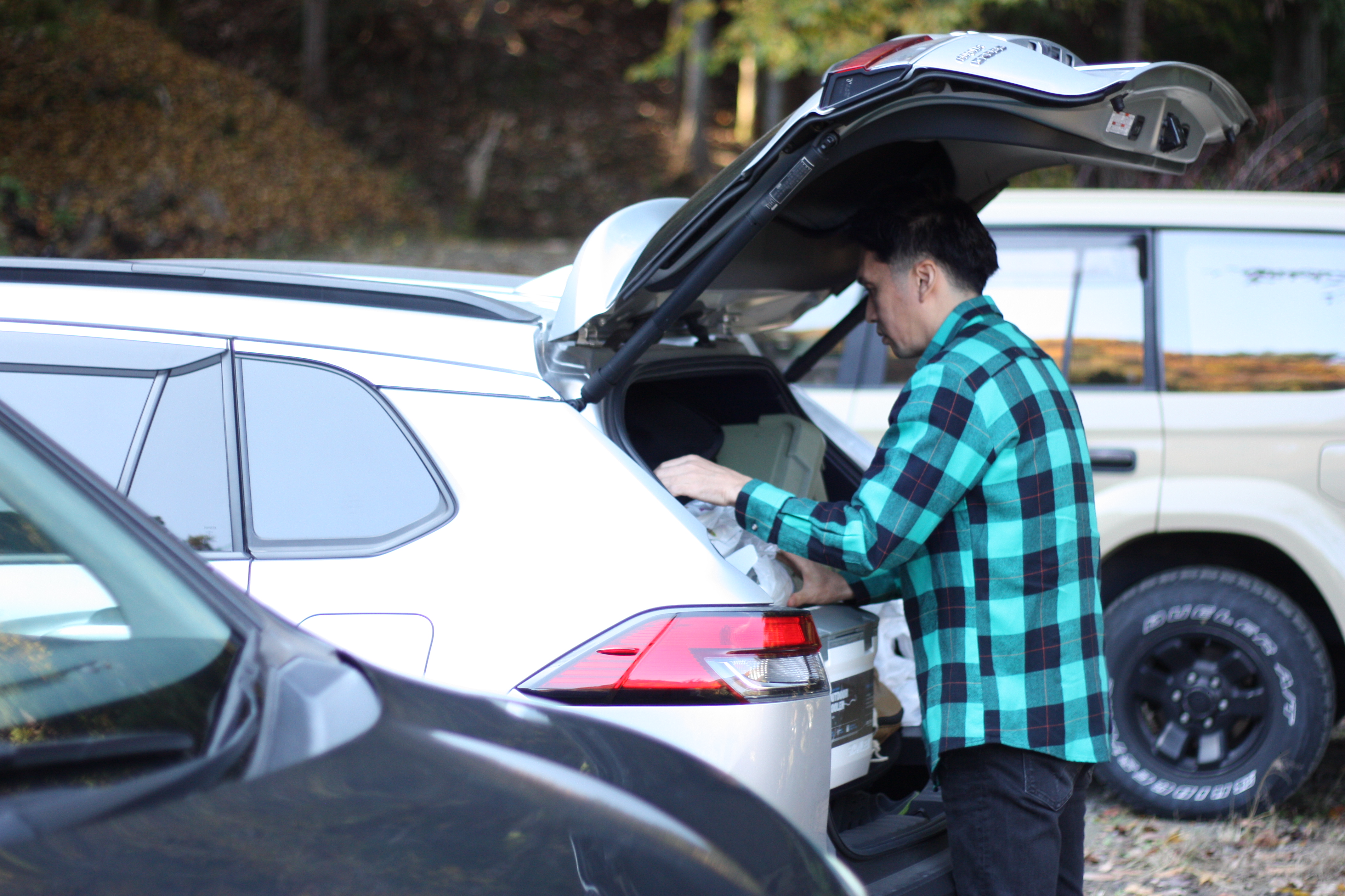 車に荷物を積んでいるゼロイチキャンプ