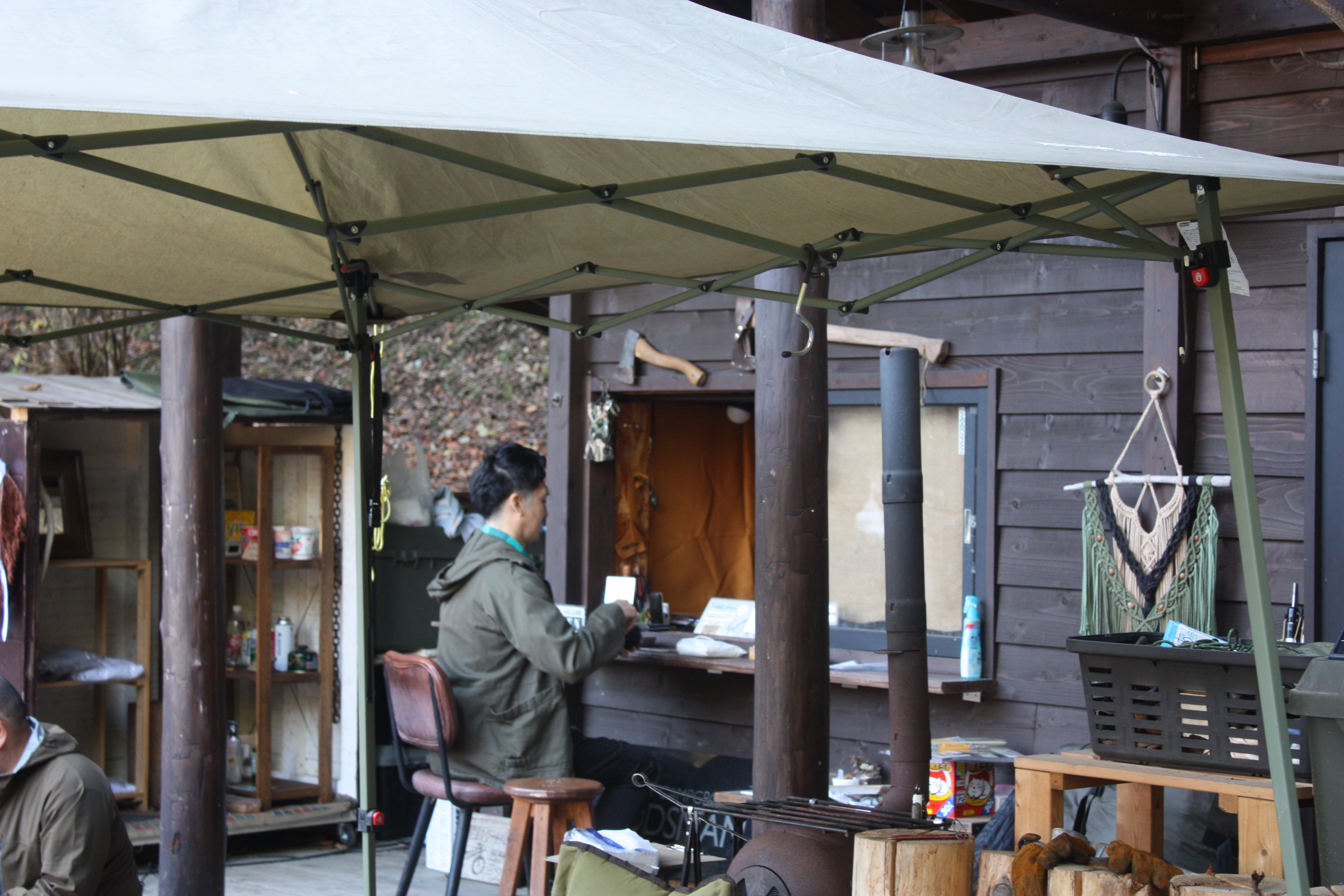 筆者がキャンプ場でチェックインをしているところ