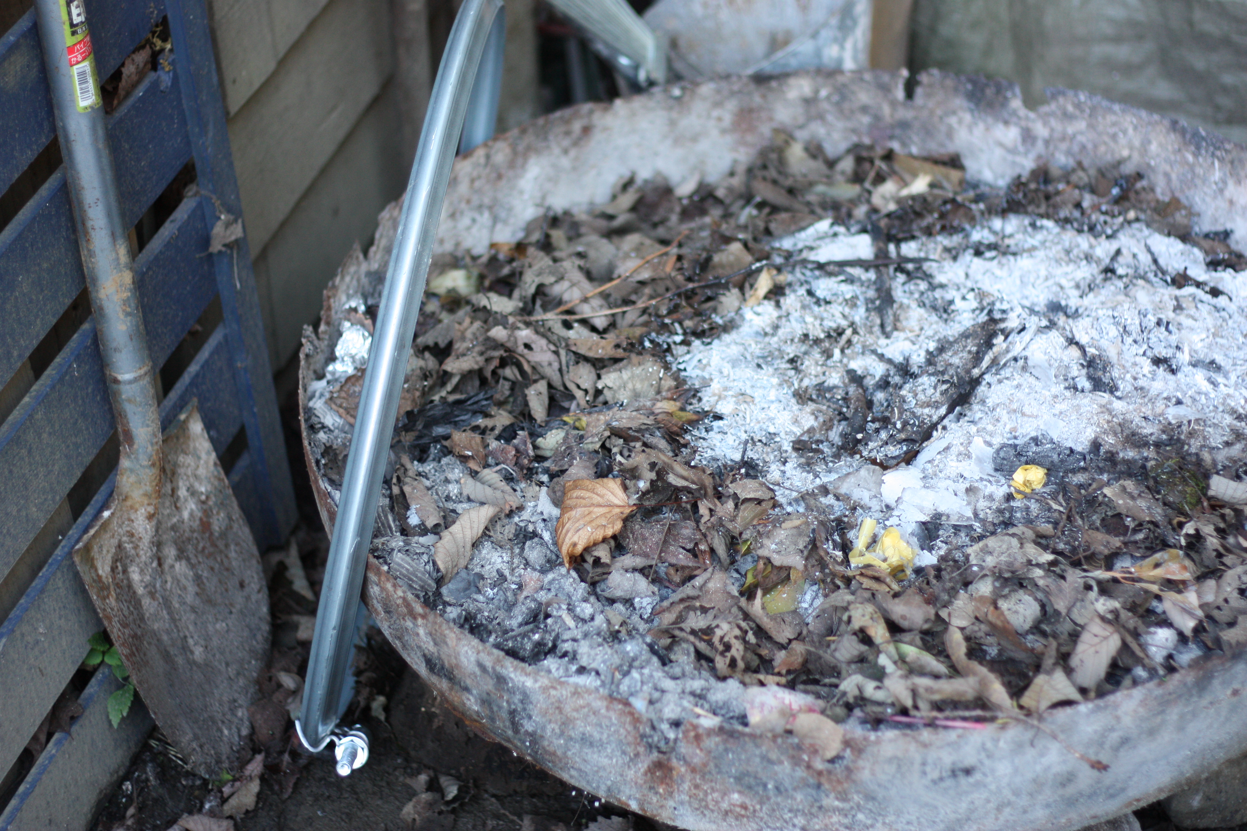 焚き火後の灰や炭は、灰捨て場に捨てる。