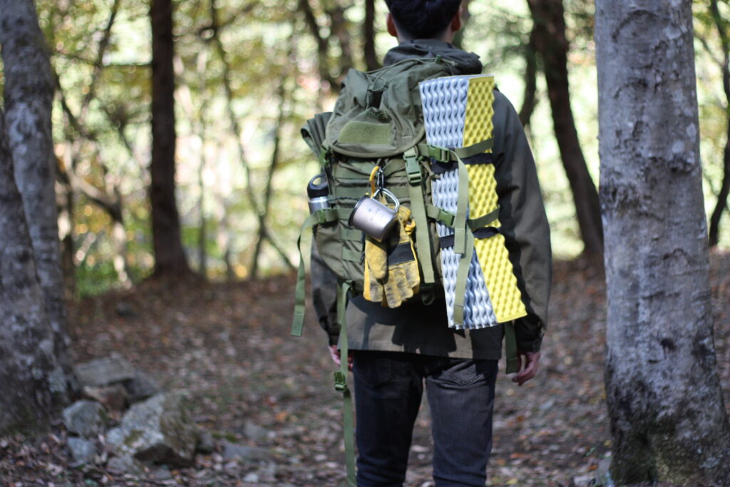 筆者がバックパックにドーム型テントを収納し、キャンプ場に着いたところ。