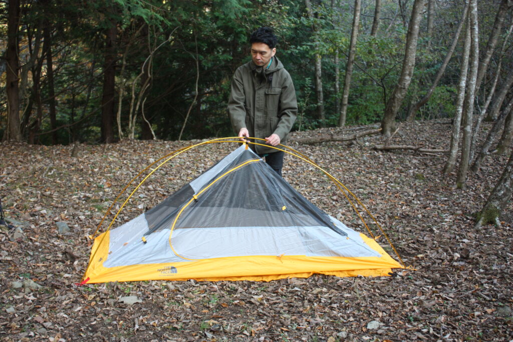 筆者がソロテントを設営しているところ