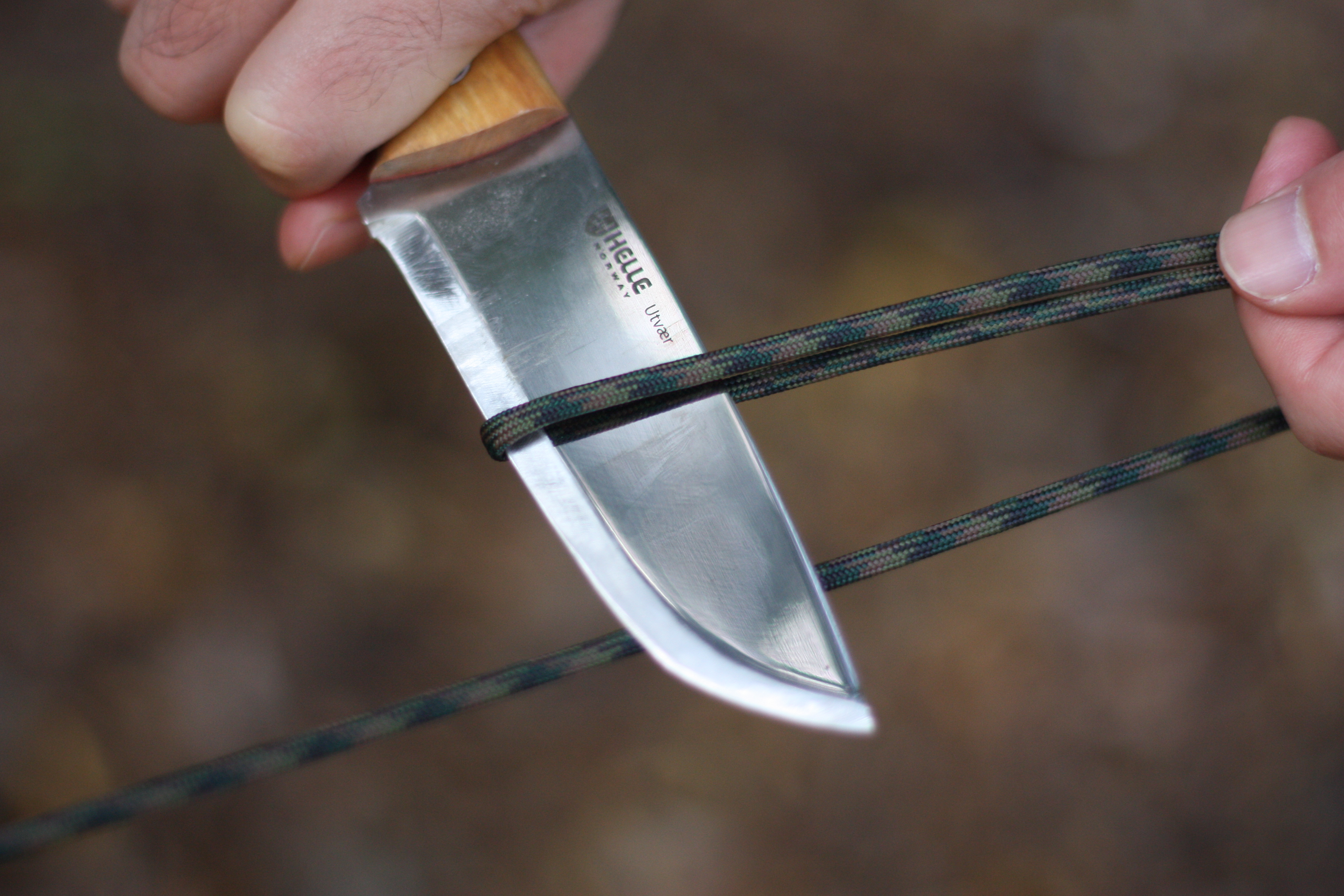 アウトドアナイフは、ロープや植物のツタを切断できる。