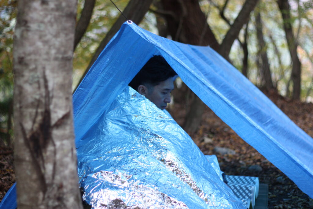 筆者が簡易シェルターの中で待機している